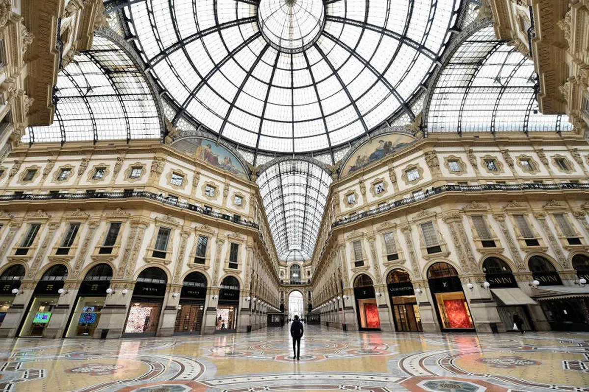  意大利3月11日锁国封城后，米兰最著名的艾曼紐二世迴廊（Galleria Vittorio Emanuele II）顿成“鬼城”。（路透社） 
