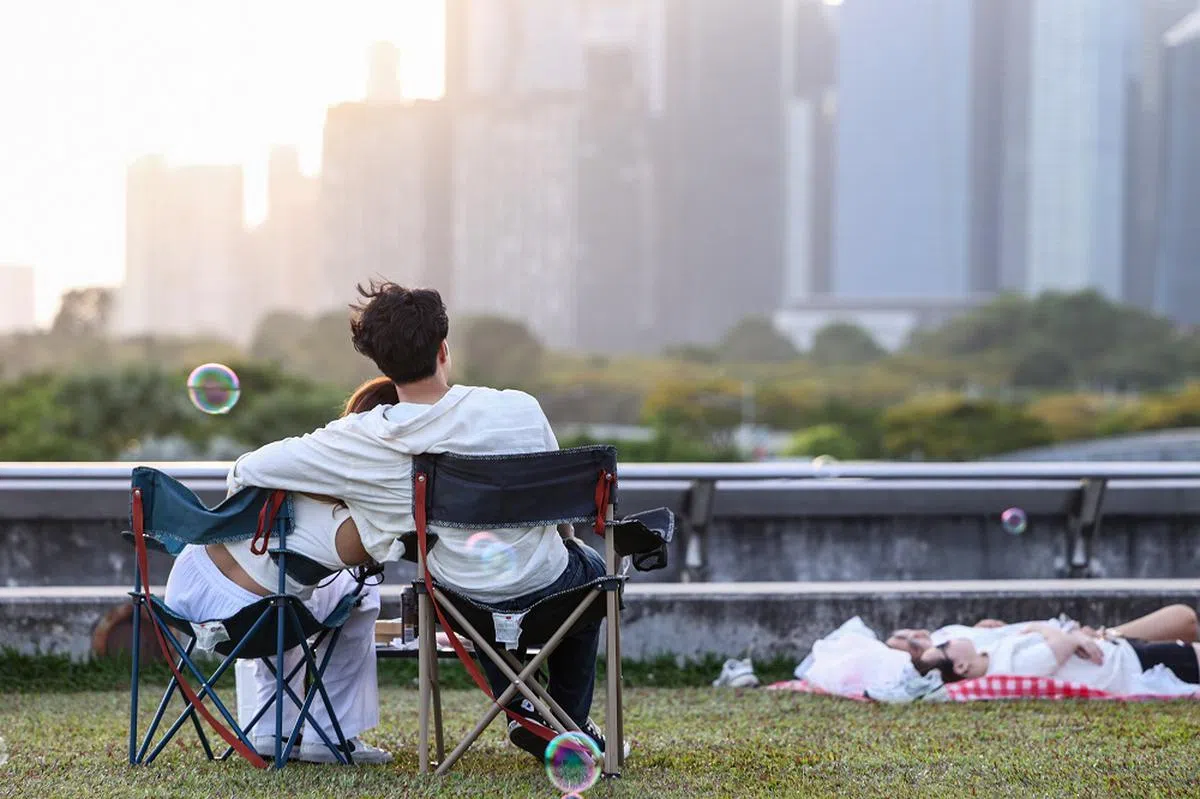 改善“造人”后的育儿环境之余，先帮本地男女创造“有时间好好谈恋爱”的氛围也很重要。（联合早报）