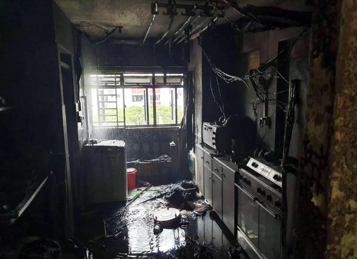  宏茂桥第224座组屋因PMD在厨房内充电引发火患遭严重烧毁的组屋单位。（民防部队面簿） 