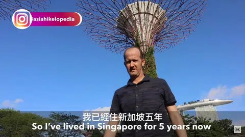 先后在台湾及新加坡两地旅居的理察拍片比较两地生活。（视频截图）