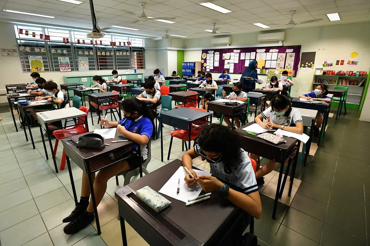 取消年中考试是为了减轻学生的备考压力，让他们腾出更多时间探索课堂以外的兴趣。（海峡时报）
