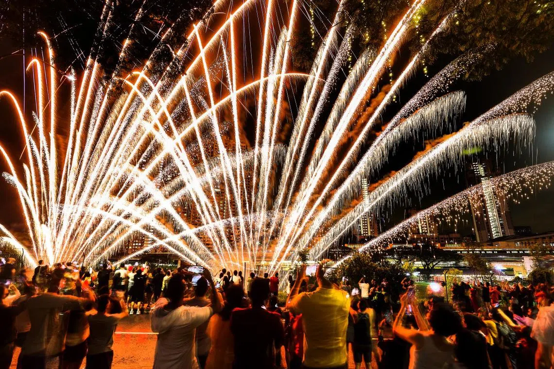 眨眼间，一年又要过去了。图为公众在联邦道一带倒数迎接2022年，烟花绽放的瞬间。（联合早报）