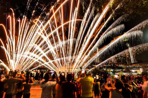 眨眼间，一年又要过去了。图为公众在联邦道一带倒数迎接2022年，烟花绽放的瞬间。（联合早报）