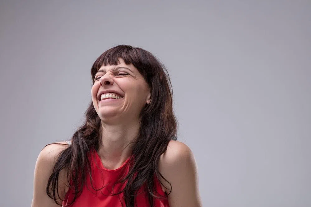 是什么让这位女士笑得见牙不见眼？