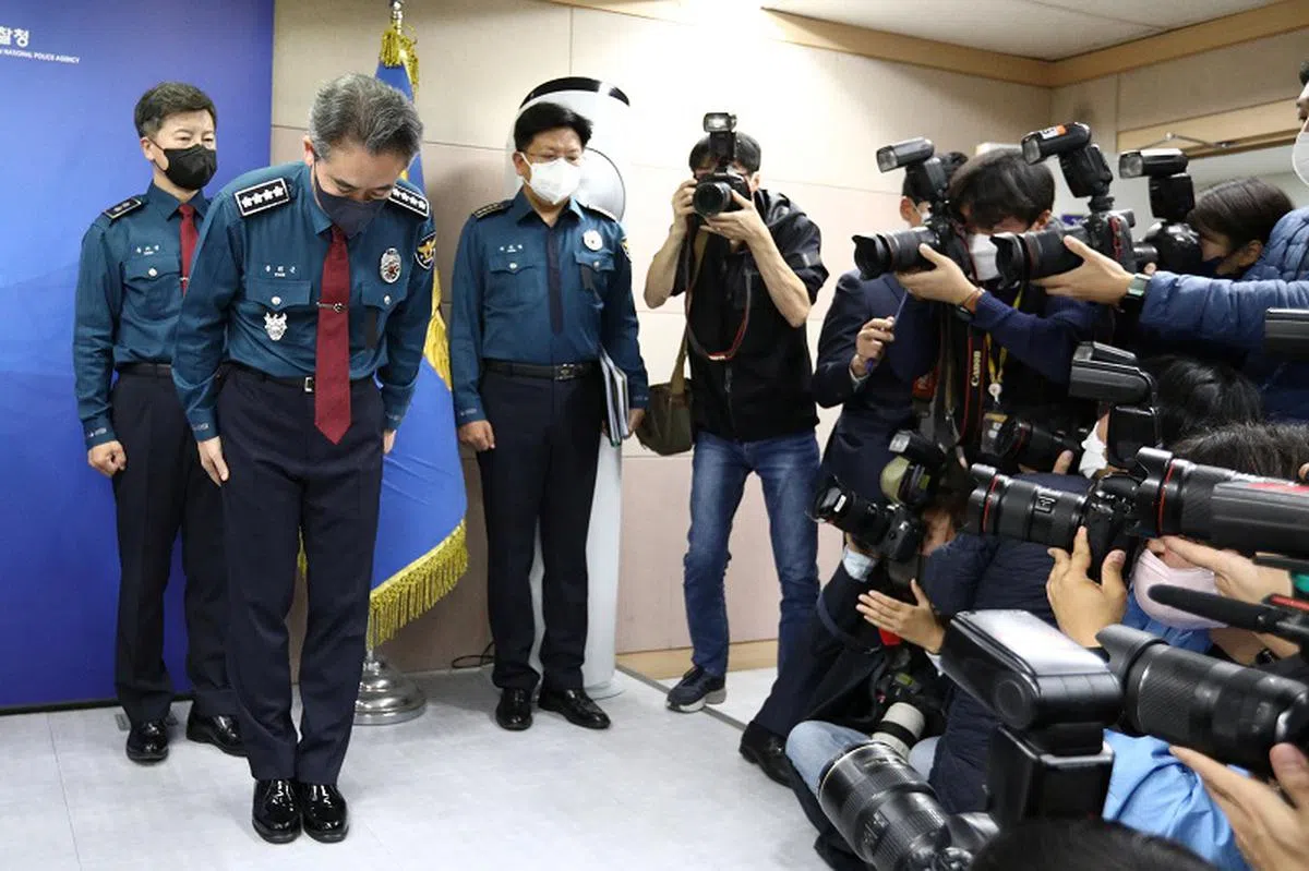 韩国警察厅长尹熙根鞠躬道歉，坦承意外当晚人流控管“不适当”。（路透社）