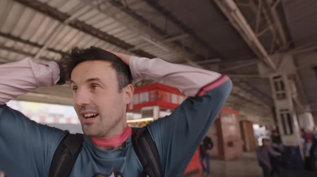 麦克唐纳在前往机场途中遇上交通阻塞，结果错过了班机。（视频截图）