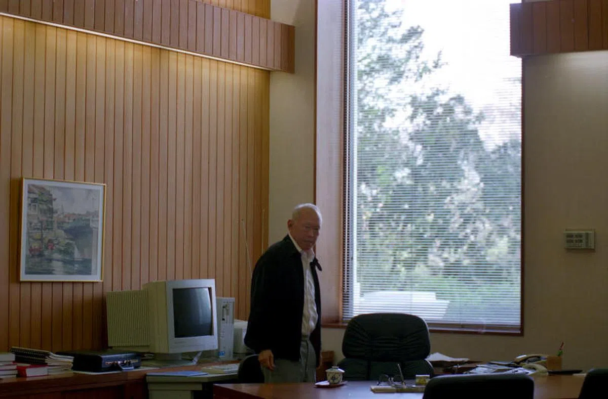  李光耀1995年摄于总统府办公室。（海峡时报） 