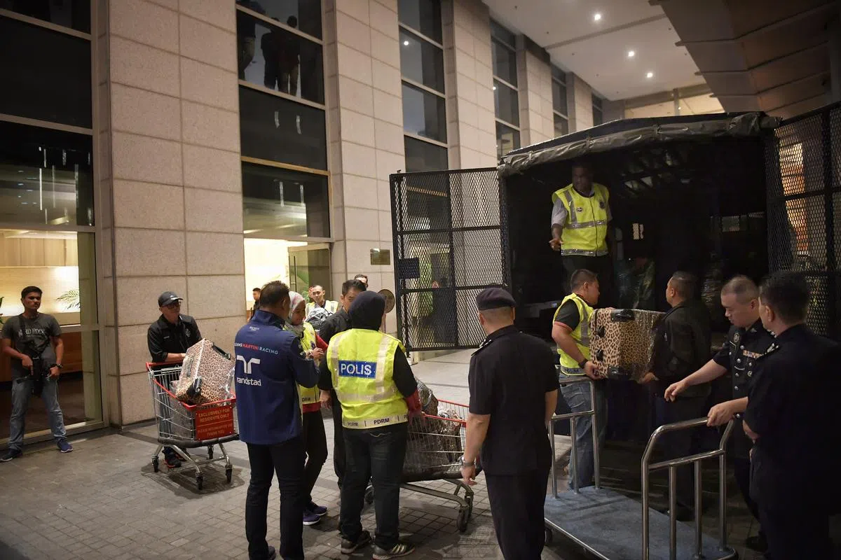 马国警方在纳吉和罗斯玛的寓所带走大量装箱的现金和名牌包等贵重财物。（海峡时报）
