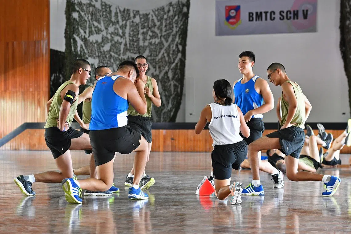 新加坡武装部队的军用跑步鞋，共经历了六次改革。（海峡时报）