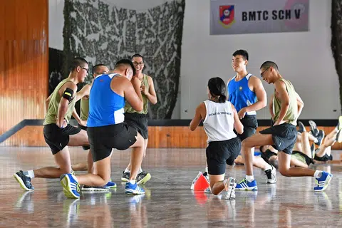 新加坡武装部队的军用跑步鞋，共经历了六次改革。（海峡时报）