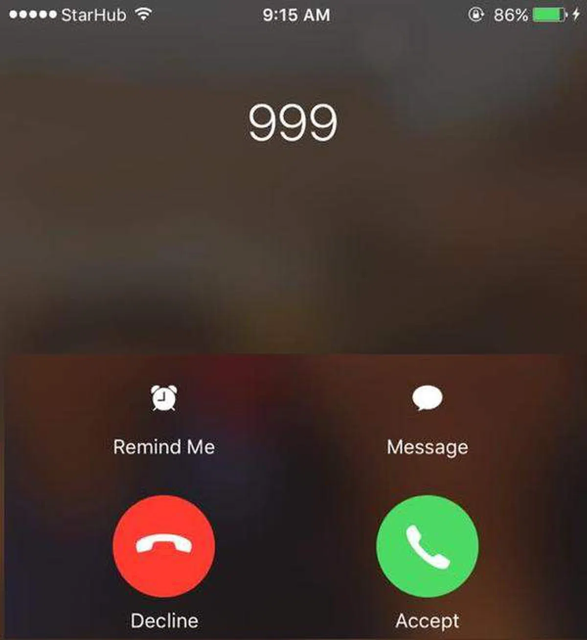  拨打999警方报案热线。（互联网） 