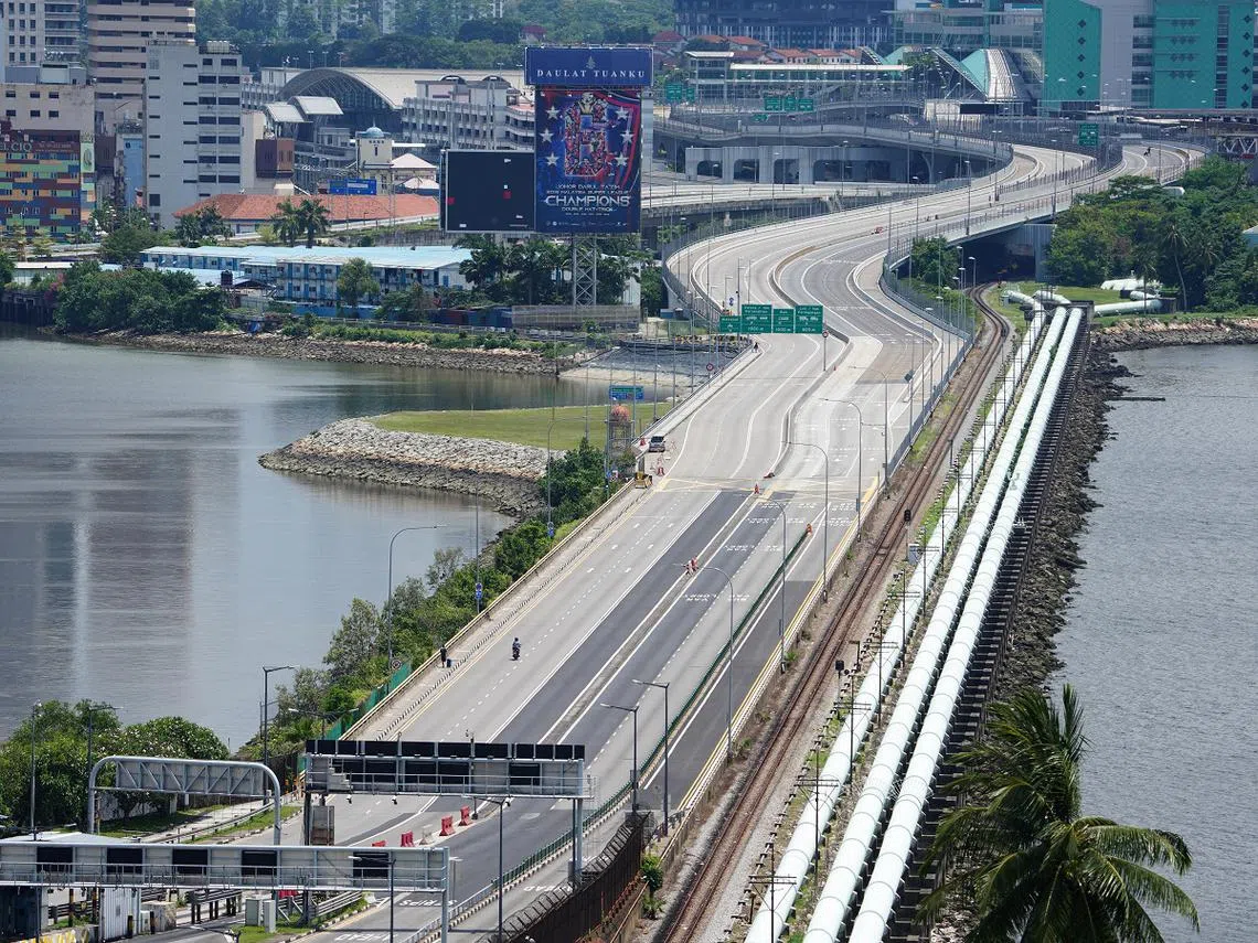 由于马来西亚仍在实施行动管制令，长堤至今未恢复公共交通服务，马国人要回家只能徒步越过长堤。图为2020年4月16日新柔长堤的情况。（联合早报）