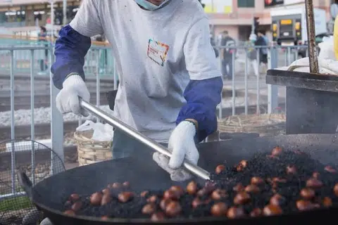 示意图：外国在街边卖烤栗子的流动小贩。（互联网）