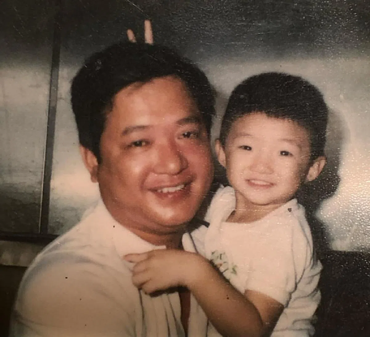 林恬耀（右）童年时期与父亲的合照。（林恬耀脸书）