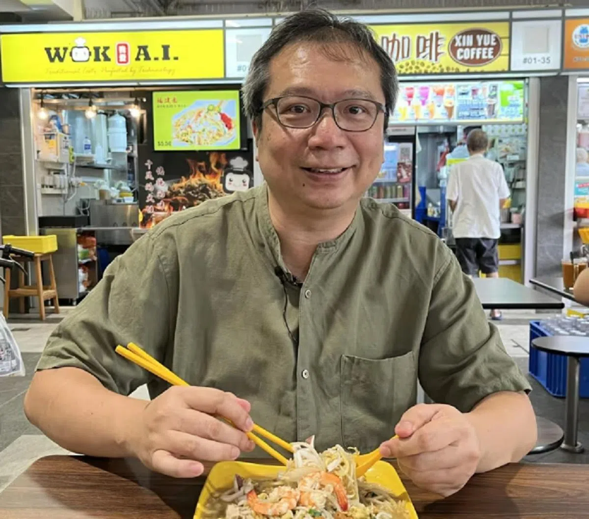 从小喜欢烹饪的洪集丰，在去年从工程师转行当小贩。（亚洲新闻台）