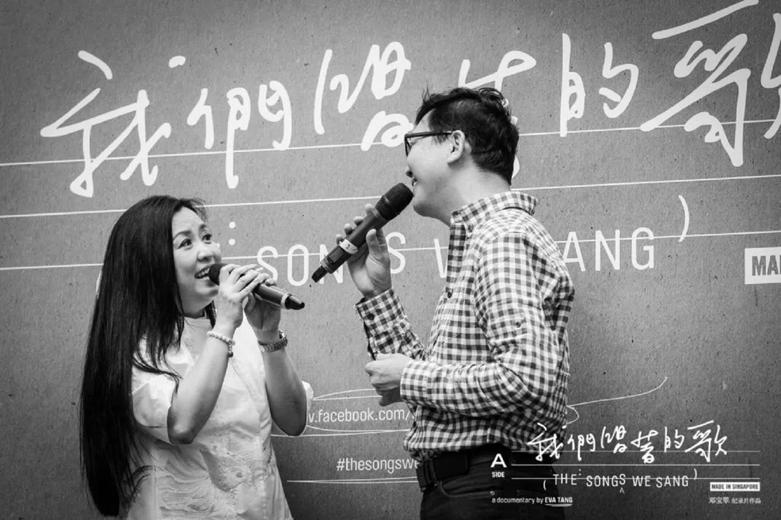 左起：‘新谣阿姐’颜黎明和第一代新谣歌手洪邵轩。（《我们唱着的歌》官网）