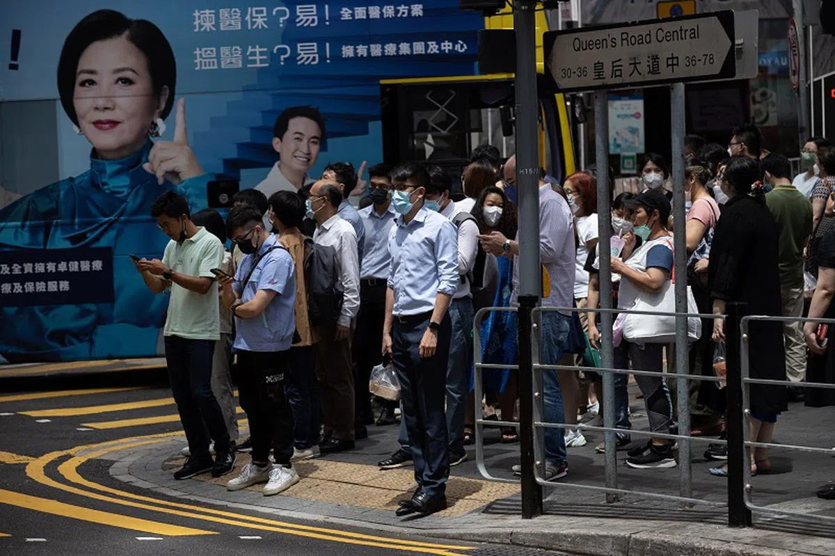 香港一些企业推行改革，准许员工在某些工作日或者没会见客户时不必穿正装上班。（欧新社）
