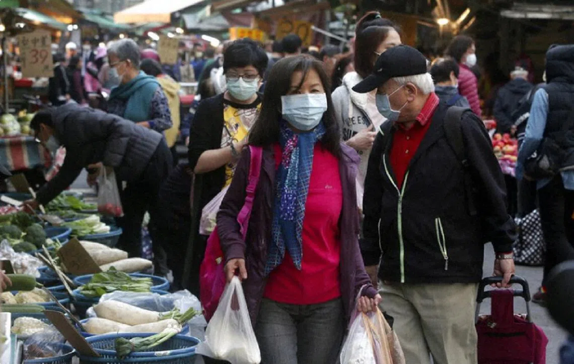台北疫情虽有好转，民众在4月14日上菜市场时依然自觉戴上口罩。（日本每日新闻）