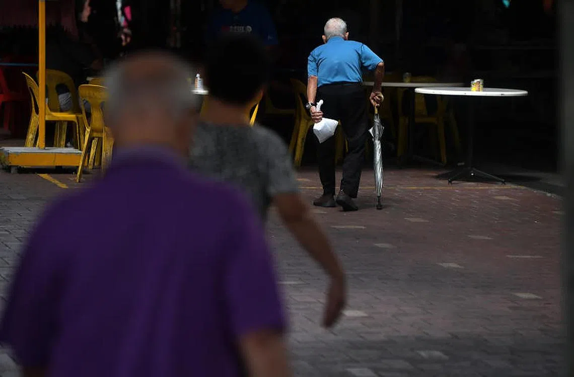 英国牛津大学发表的最新研究报告显示，冠病导致2020年人类预期寿命录得二战以来的最大降幅。其中，美国男性的预期寿命降幅最大，平均缩短2.2年。（海峡时报）