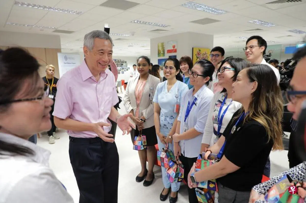  李显龙总理：“我们有足够的口罩存货，没有缺货，但如果每个人有没有生病，每天出门都戴口罩，新加坡有600万人，如果每人每天都用三四个口罩，那我们就会不够。”（联合早报） 