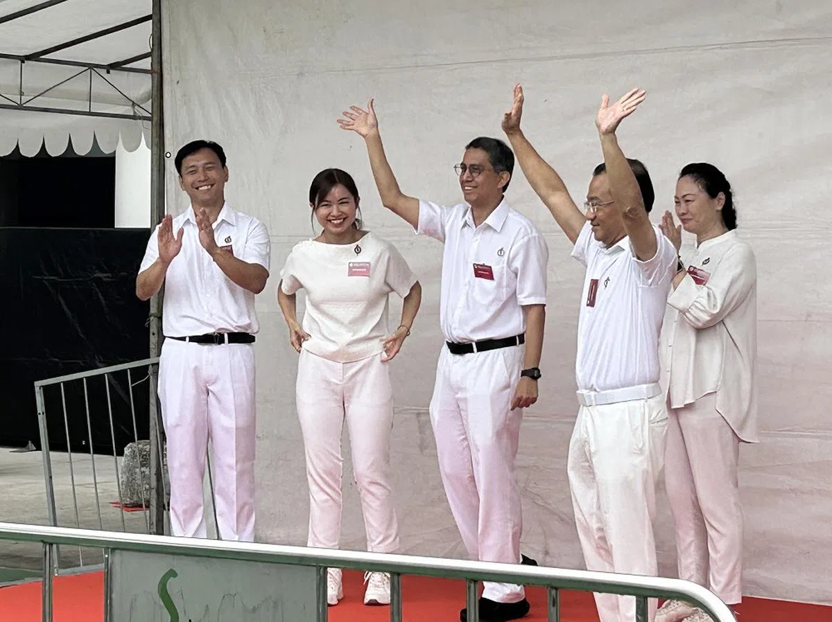行动党马林百列-布莱德岭团队成员（左起）吴培铭、陈佩玲、费绍尔、谢建平和彭丽燕在没有对手的情况下，获选为该区议员。（新明日报）
