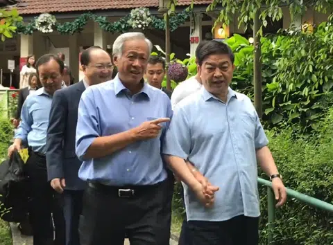 新中防长黄永宏和常万全在位于登布西的长堤海鲜餐馆吃完饭后，一同手牵手走出来。（黄永宏面簿视频截图）