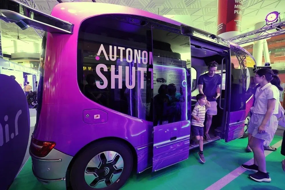 陆路交通管理局以约814万元颁发首个自驾巴士服务项目。