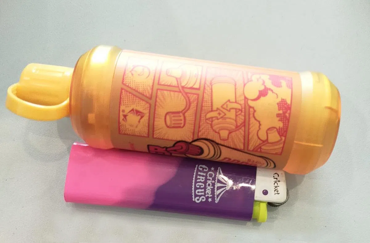 一些电子烟的包装如同饮料瓶，学生可轻易藏在书包内，不被学校发现。（海峡时报）