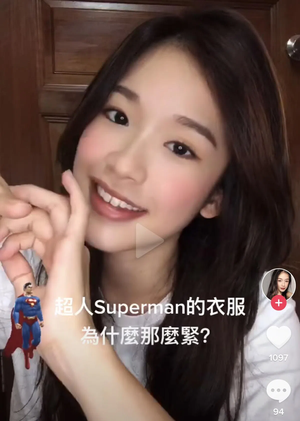  李嫣儿的其中一段广东话冷笑话视频。提问：“超人Superman的衣服为什么那么紧？”回答：“因为‘救人要紧’。”（TikTok截图） 