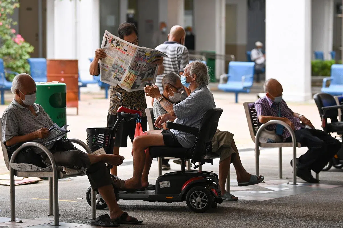住在组屋区的老人家平日里都不太喜欢待在家里，喜欢下楼与其他的老人家交流。（海峡时报）
