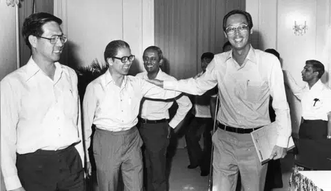 吴作栋（右二）和陈庆炎（左二）当年都是同一名“星探”相中的政坛明日之星，两人后来分别担任新加坡总理和总统。（海峡时报）