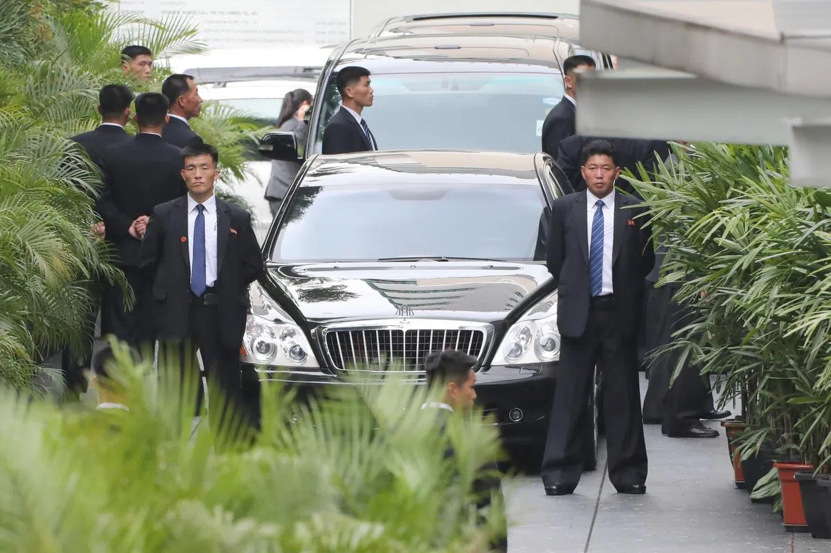  去年6月，金正恩的座驾驶入瑞吉酒店时，保镖们围着他的防弹车戒备，并小跑一段护送。（联合早报） 