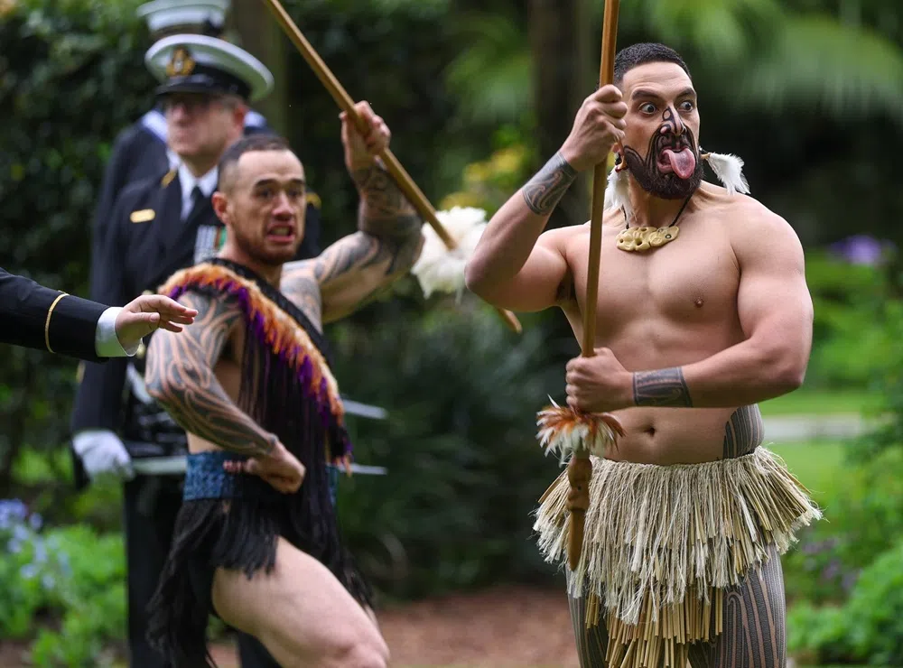 黄循财今年10月访问新西兰时，毛利人以波华丽（Pōwhiri ）仪式，表示热烈欢迎。