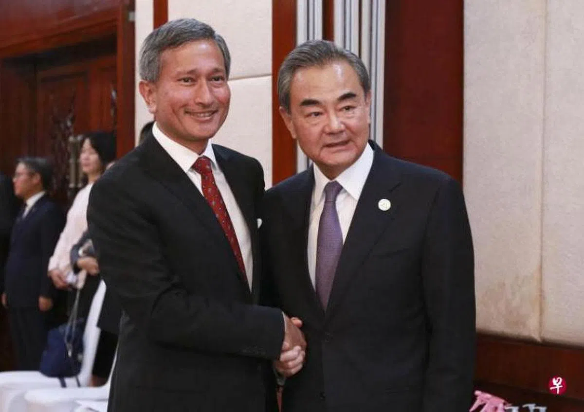  中国外交部长王毅（右）在老挝与我国外交部长维文会面。（新华社） 