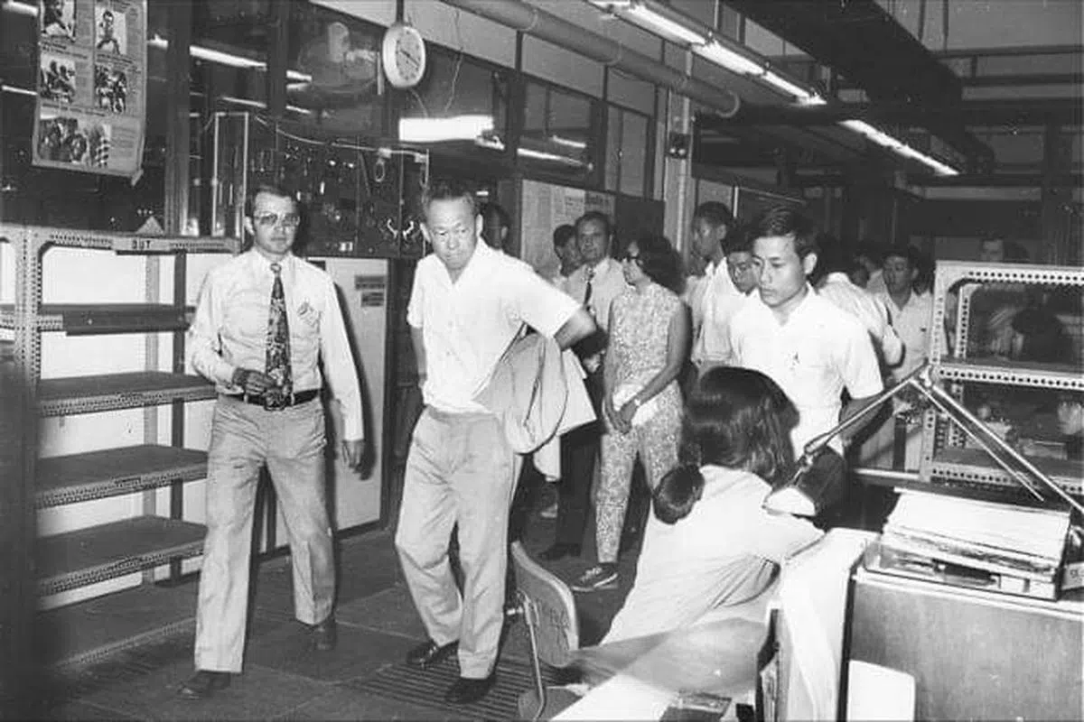  已故建国总理李光耀在1974念参观设在菜市（Chai Chee）的德国禄莱（Rollei）相机工厂。上世纪70年代，新加坡大力推动工业化，经济开始起飞。（取自面簿，由Horst Beckhaus提供）  