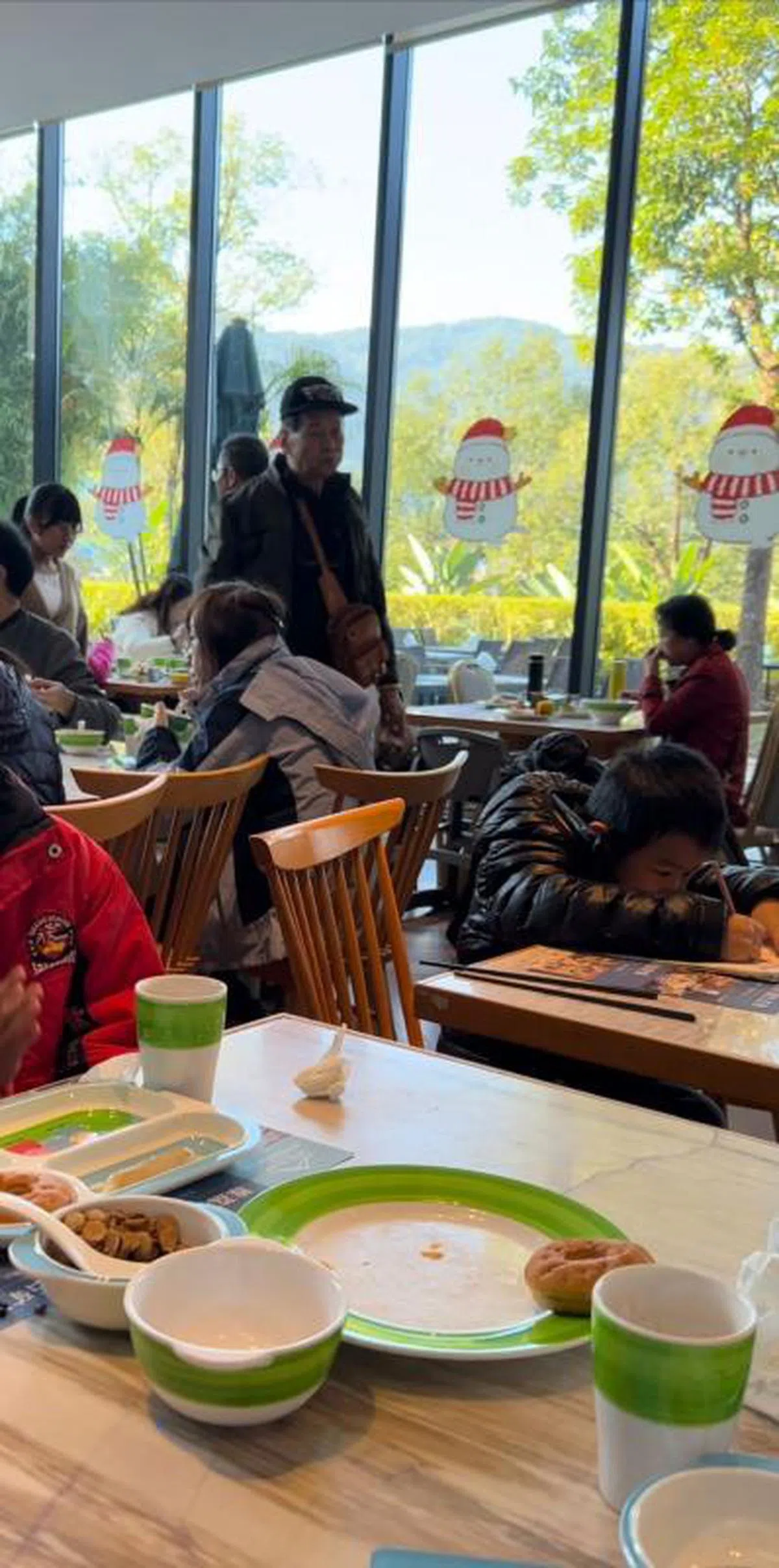 红蚂蚁的五岁半孩子正在轻松享用早餐，旁边的小孩却趴在餐桌上练字。（红蚂蚁摄）