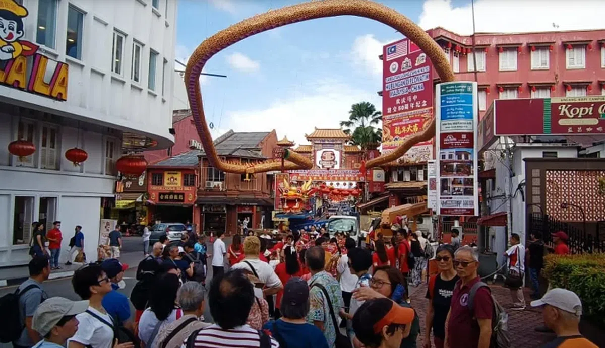 鸡场街访客驻足围观。（取自中国报脸书）