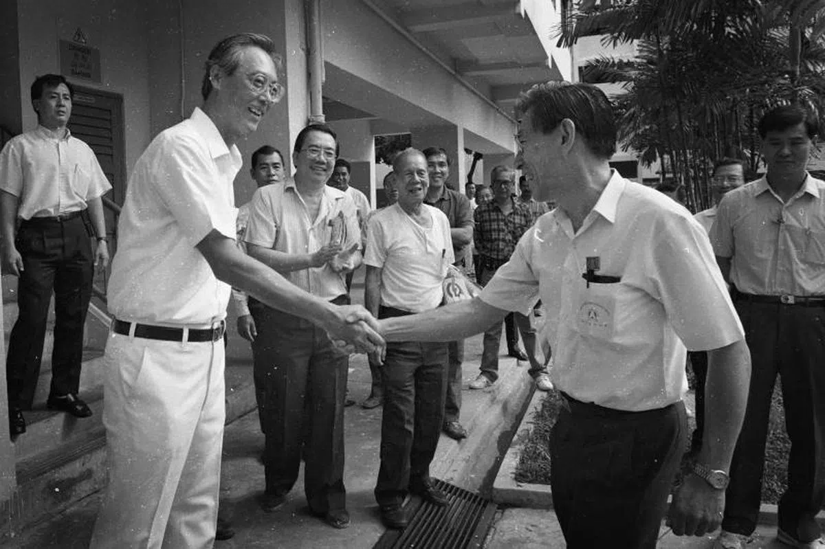  1992年12月，时任总理的吴作栋与在国会里“孤军作战”的反对党议员詹时中握手。（海峡时报） 