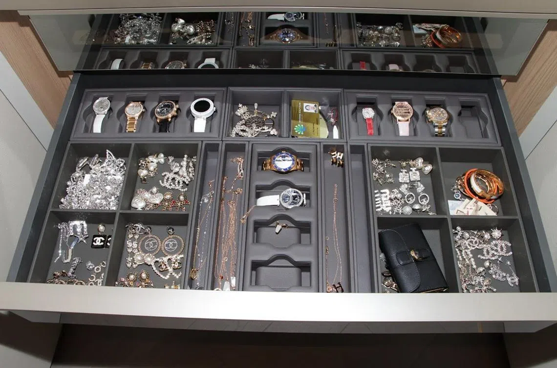 警方近日破获的10亿元洗钱案中，冻结不少资产。（新加坡警察部队提供）