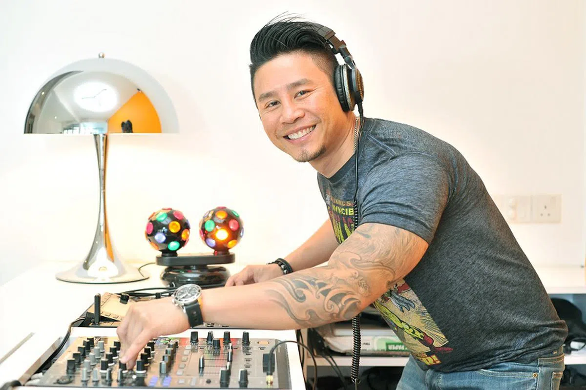  王明是本地著名的唱片骑士(disc jockey)，2016年他在接受媒体访问时坦承出柜，公开自己的同性恋身份。（海峡时报） 
