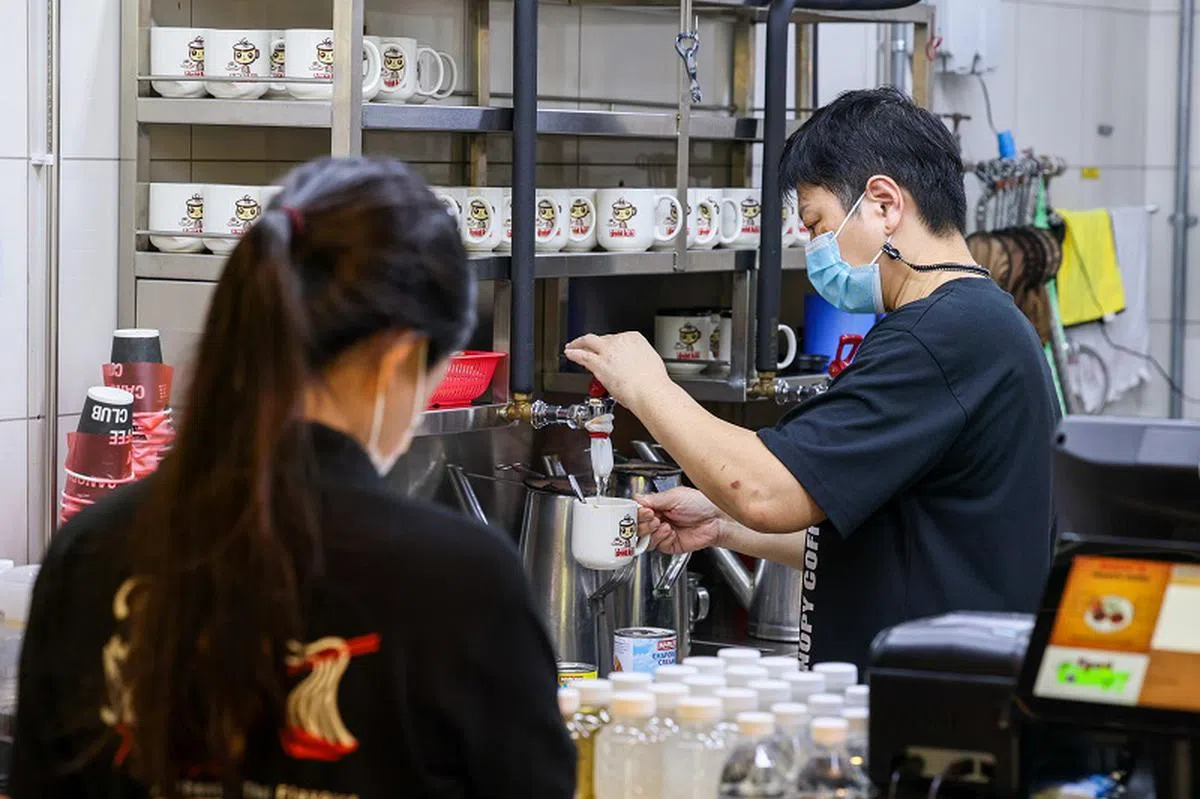 目前，有72家建屋局咖啡店有至少六个提供经济餐饮的摊位。（联合早报）