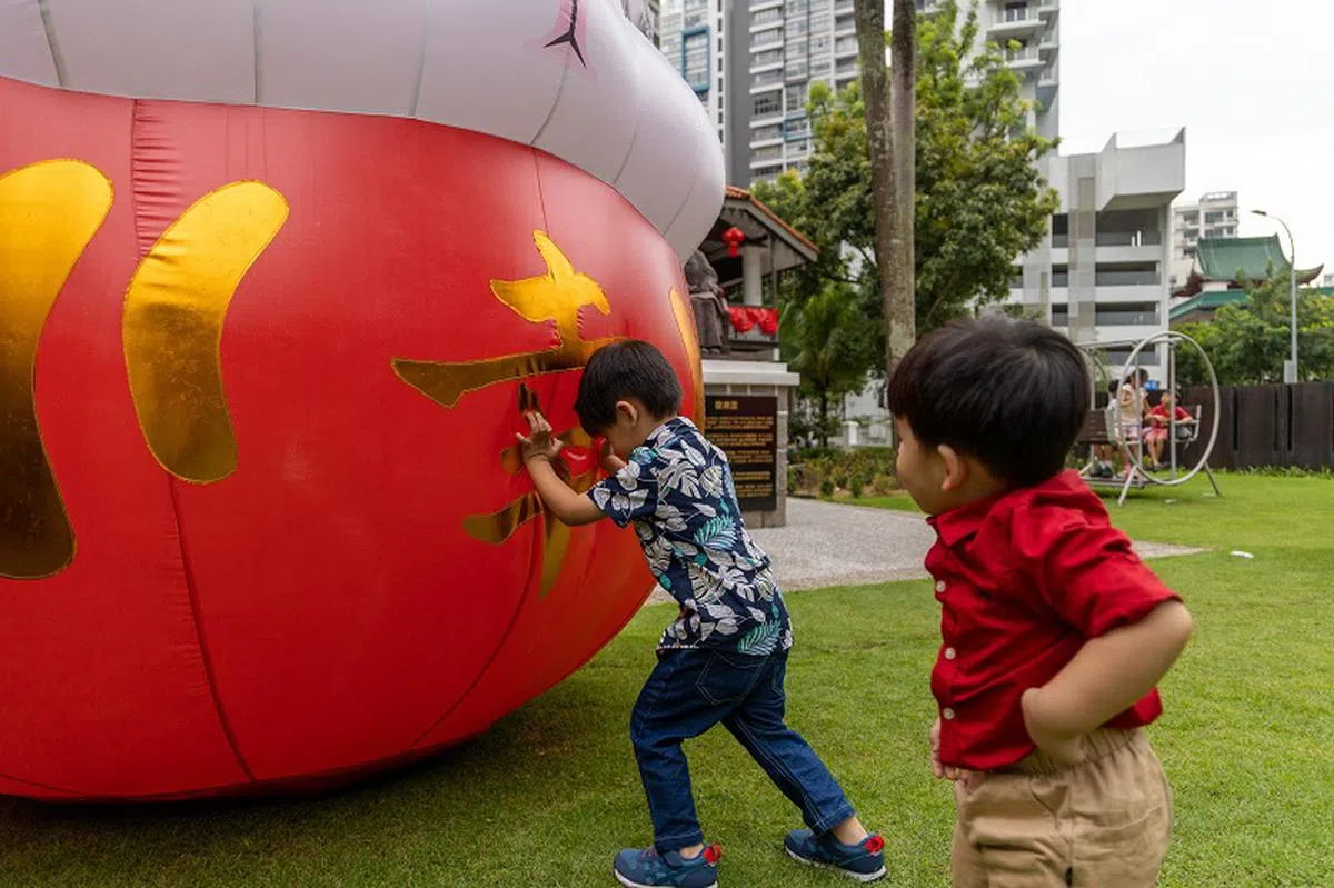 生了第一胎后，亲戚还有机会继续“催生”。（联合早报）