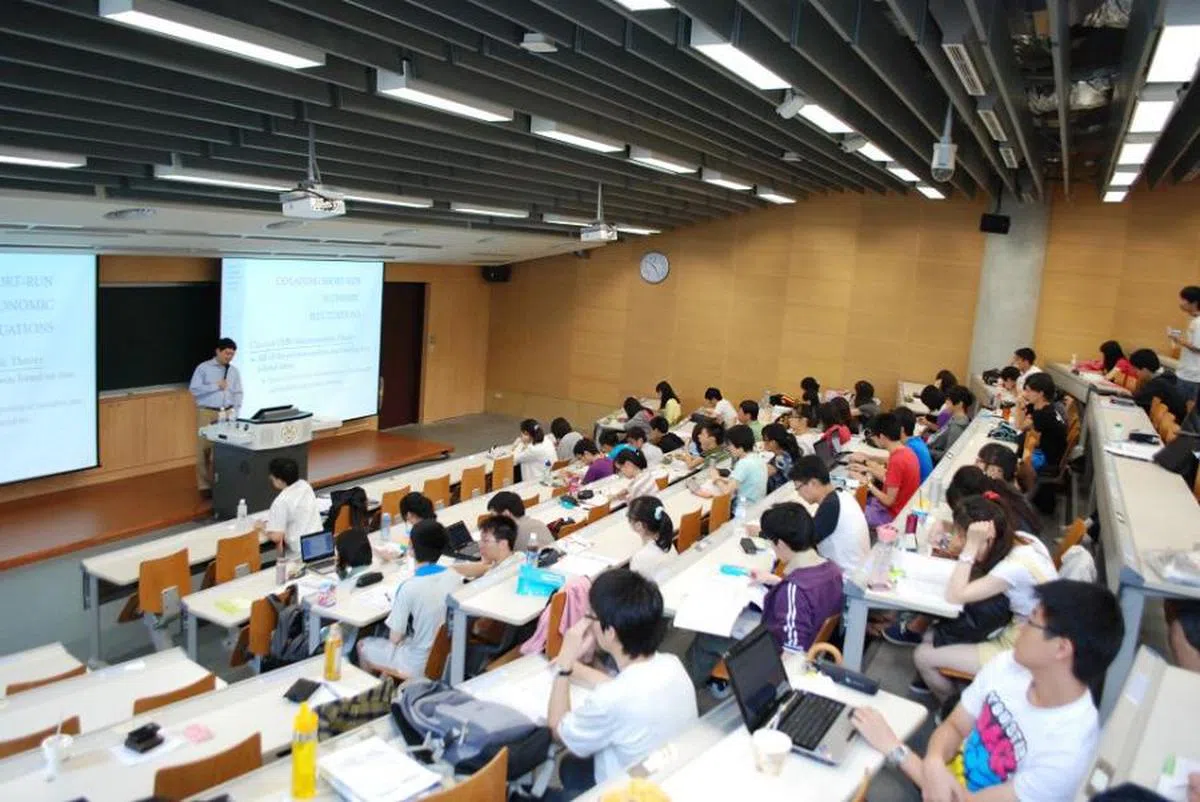 双语政策被部分学者认为是本末倒置，反而导致学生无法充分学习专业知识。（台大经济系）