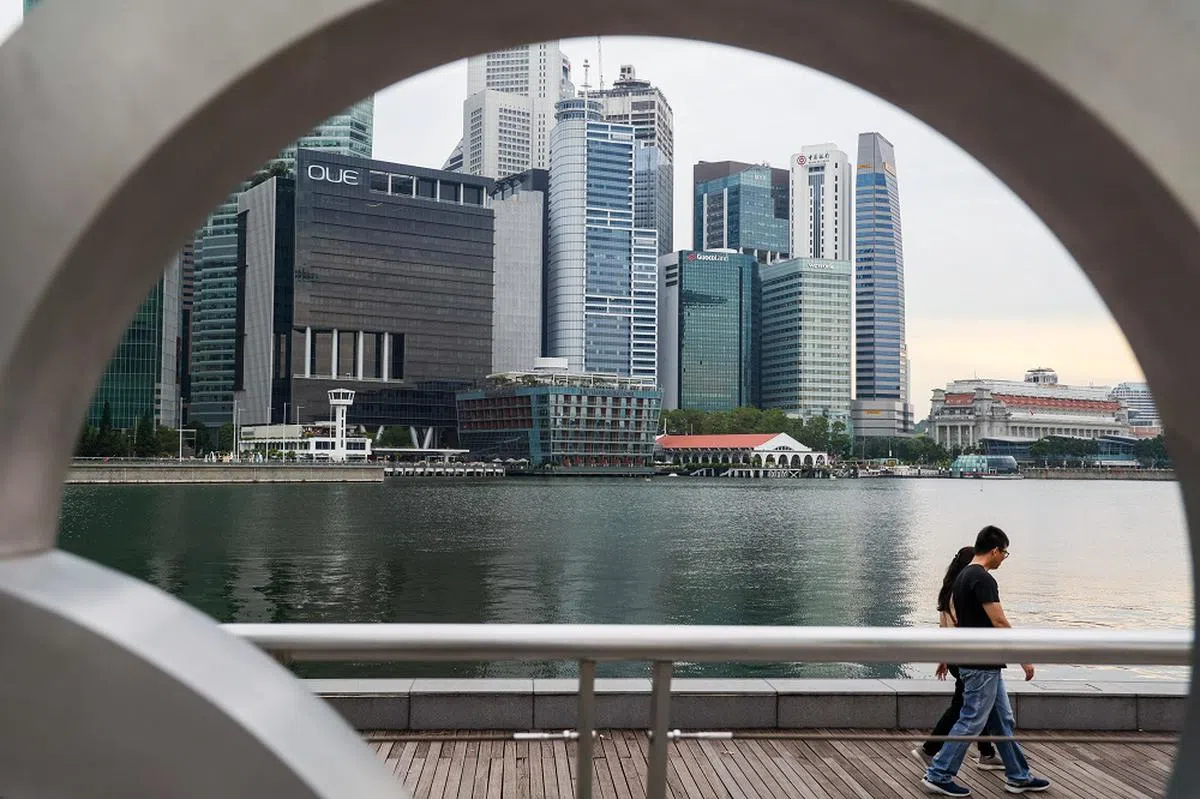 有些新加坡人在无法出国时，会选择在本地“度宅假”让自己充电。（海峡时报）