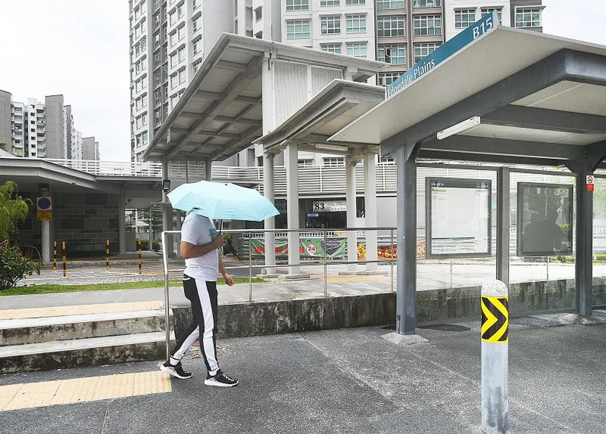  公众在雨天出行，为了这几步路就必须撑伞。（新明日报） 