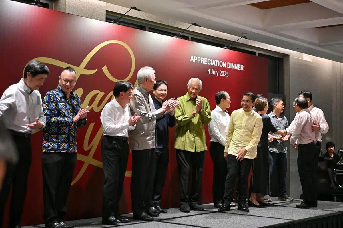 黄循财总理（身穿黑色上衣）在人民行动党为引退议员而设的答谢晚宴上说，一些刚引退的议员其实还可再服务多一届，是他请他们让贤，以便为引进新血铺路，而大家也都能谅解。（海峡时报）