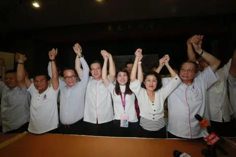民行党候选人黄诗怡（右五）在山打根国席补选中获胜。（中国报）