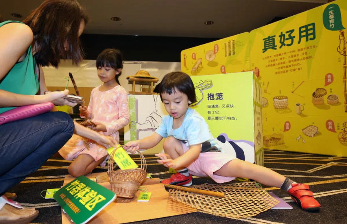  2017年8月19日在新达城举行的母语学习论坛上，学前刊物《小小拇指》和香港设计及文化研究工作室合作举办了两场“个个都好有趣”亲子工作坊，跟小朋友介绍竹子的妙用与趣事，通过游戏互动的方式让孩童学习中华文化。（联合早报） 