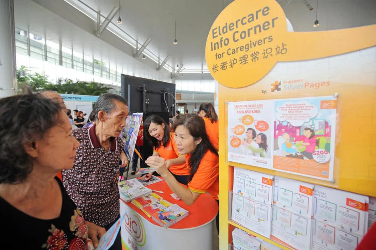   公众在社保援助计划（Community Health Assist Scheme，简称CHAS）家庭嘉年华会上了解如何使用政府的医疗援助计划，减轻医药负担。（联合早报） 