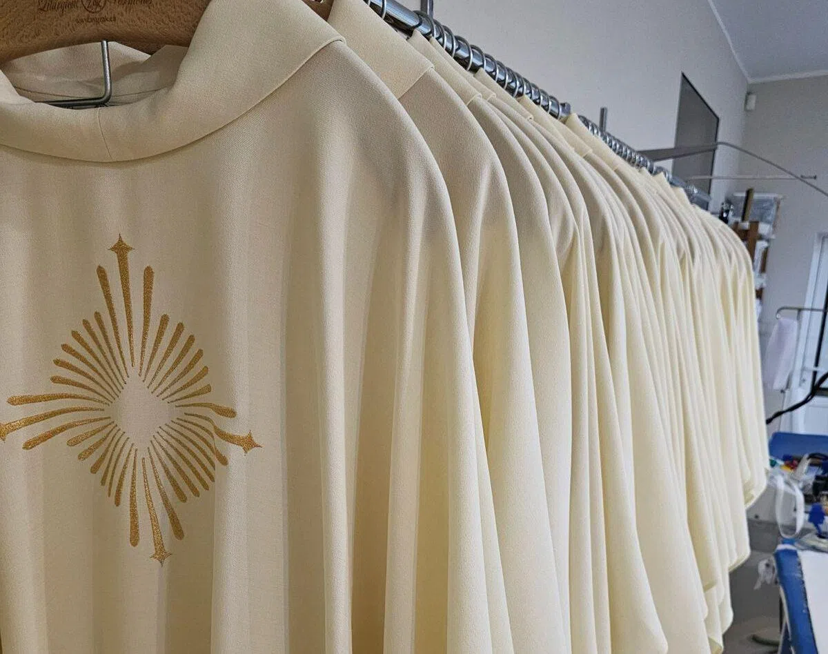 新加坡十字褡（chasubles），领口处也一律设计成修道院风格的大圆领。（天主教新加坡总教区官网）